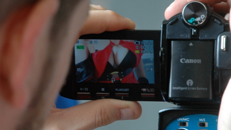 Illustration for article titled It's Like Inception, But with Cosplay Photos